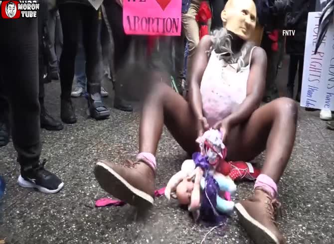 Video :In favor of abortion A lady protests by acting strangely with toys